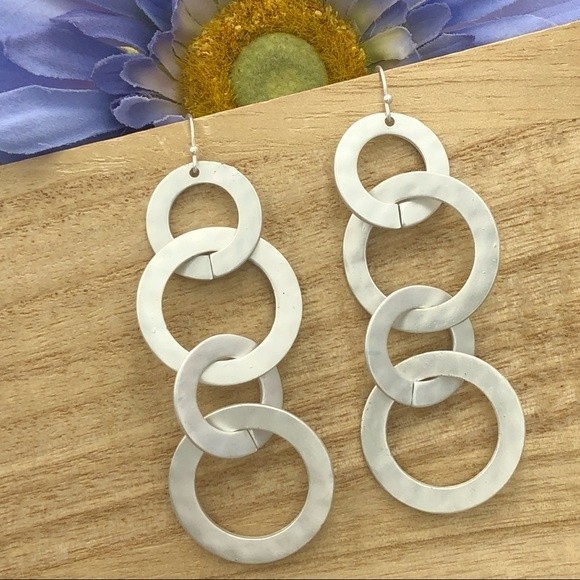 🍀 Long 4 Open Ring Matte Silver Dangle Earrings - Picture 1 of 2